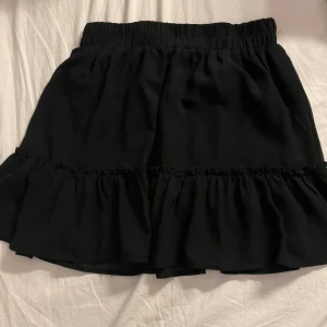 kjol - svart kjol från new yorker!! bra skick! 