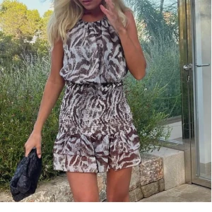 Zara klänning  - (lånade bilder )Ny zara klänning i xs. Stretchig. Endast testad! 