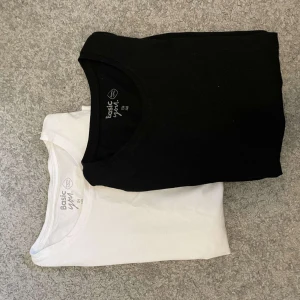Basic långärmad - En vit och svart långärmad tröja som jag köpt på Ullared men nu säljer för att dem inte längre kommer till någon andvändning💓 köpte de tillsammans för 200 kr men säljer nu båda för 40 