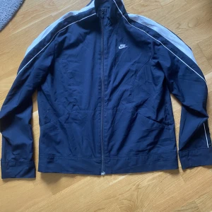 Nike tröja - Snygg baggy Nike tröja, väl använd och i bra skick