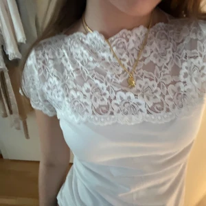 Vit topp med spets  - Supersöt topp med spetskant❤️❤️storlek M och är lite lång men passar mig som har S och jag drar bara upp den en aning. Superbra skick❤️
