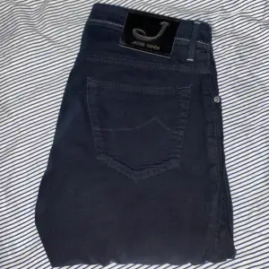 Säljer nu dessa asfeta Jacob Cohen jeans i ett perfekt skick! Storleken är 31 sitter som (30/32). Denna modellen ligger på ca 6000kr❌ men säljer nu för endast 849kr✅. Hör av dig vid minsta lilla fundering 😊😊