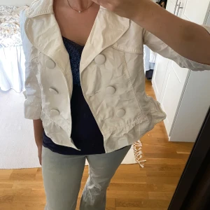 Jacka  - Fin Trekvarts ärmad jacka som går att knäppa, det tillkommer även ett band så att man kan knyta den❤️