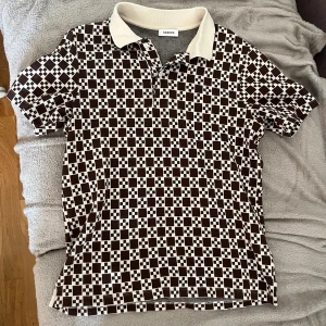 SANDRO PIKÉ - Säljer min sällsynta SANDRO piké då den blivit för liten. Skick 10/10 och inga defekter🤝  Köpt för 1999kr i Frankrike 🇫🇷  Hör av er vid frågor eller fler bilder 💯💯