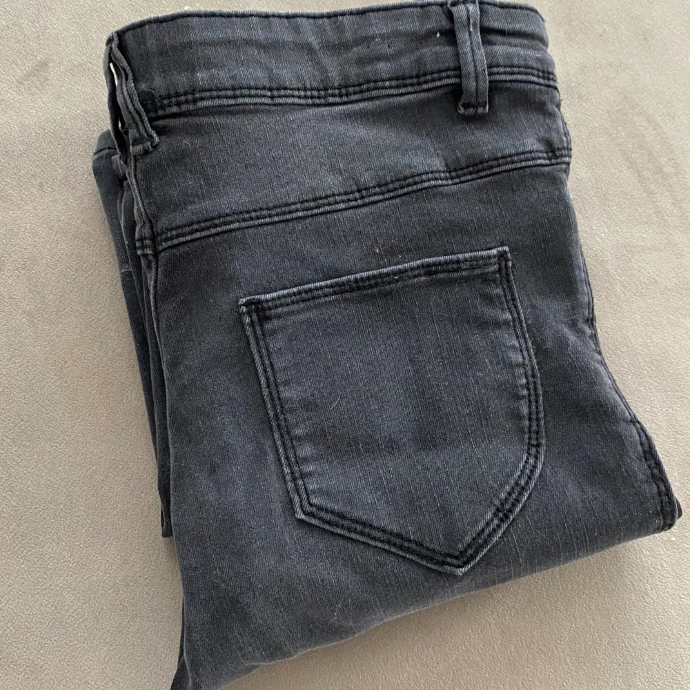 Svarta bootcut jeans med två bak fickor. Storlek 13-14 år. . Jeans & Byxor.