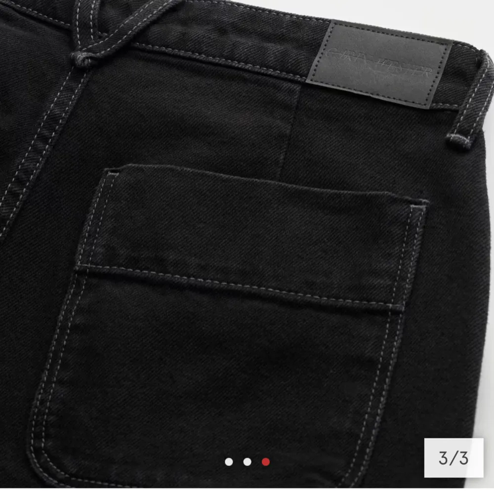 Säljer dessa svarta snygga jeans från Åhlens och sprillans nya då jag ångrade köpet och inte fått någon användning av dom. Märket är Carin Wester, väldigt bra material, slitstarka 100% bomull  Hör av er vid fler frågor!  Nypris: 899kr. Jeans & Byxor.