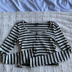 Tröja  - En tröja med lite olika färger, har använt den några gånger men den är i bra skick!