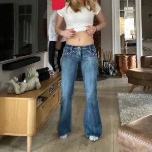 Low waisted jeans helt oanvända💥💥 - Jag säljer ett par lågmidjade jeans som är super fina och helt oanständigt pågrund av att dom är försmå🥲 prislappar är kvar och säljer för ett bra pris😌 frakten ingår i priset och jag tar bara Swish så den intresserade måste skriva till mig🫶 SES! ✌️