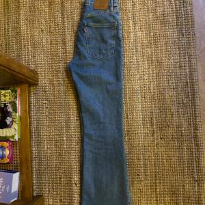 Flare jeans från Levis. Köpte för 1300kr, använda få gånger. Storlek 25 men passar mig som är 170 och brukar ha 36 i byxor, 