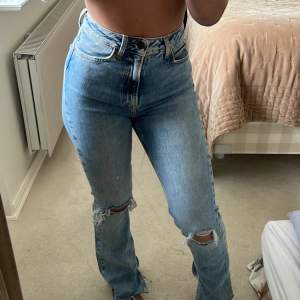 Jätte fina och stretchiga zara jeans i storlek 34, skulle säga att de passar 36or också. Endast använda 1 gång ❤️💘💘