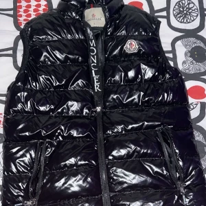 Moncler väst - Använd ett par gånger Inga flaws 