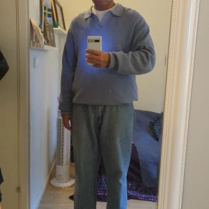 Stickad piké utan knappar - Skön stickad piké från Riley. 9/10 skick, nypris 700 kr. Passar både streetwear och grisch, passar både XL och XXL beroende på vilken passform man é ute efter. Särskilt skön med en tisha under. Kan mötas inom stockholm