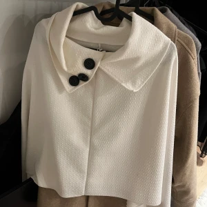 Vit poncho  - Vit jättesöt poncho i Storlek S, aldrig använt, bra skick, passar bra till våren och sommaren 💞