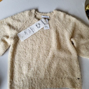 Helt ny Coaster Copenhagen stickad tröja - Mysig stickad tröja från Coster copenhagen. Nyköpt! Säljer eftersom jag redan har en. Nypris 1299