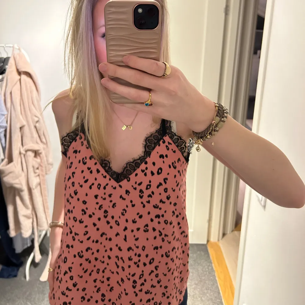 Gulligt rosa linne i storlek S som är perfekt nu till sommaren!💕💕 Nästintill oanvänt!! . Toppar.