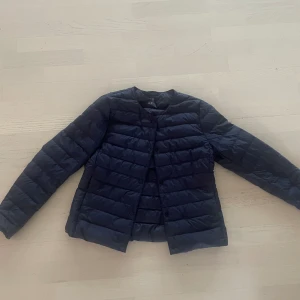 Uniqlo jacka - Jag säljer denna uniqlo Jacka då den är förliten för mig, om du har frågor eller annat så är det bara att kontakta