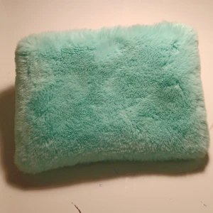 Turqoise pennskrin  - Fint fluff pennskrin som är turqoise,ser lite blå aktigt på bilderna men är en ljus turqoise. Bra skick,ganska använd. Konatkta innan köp.