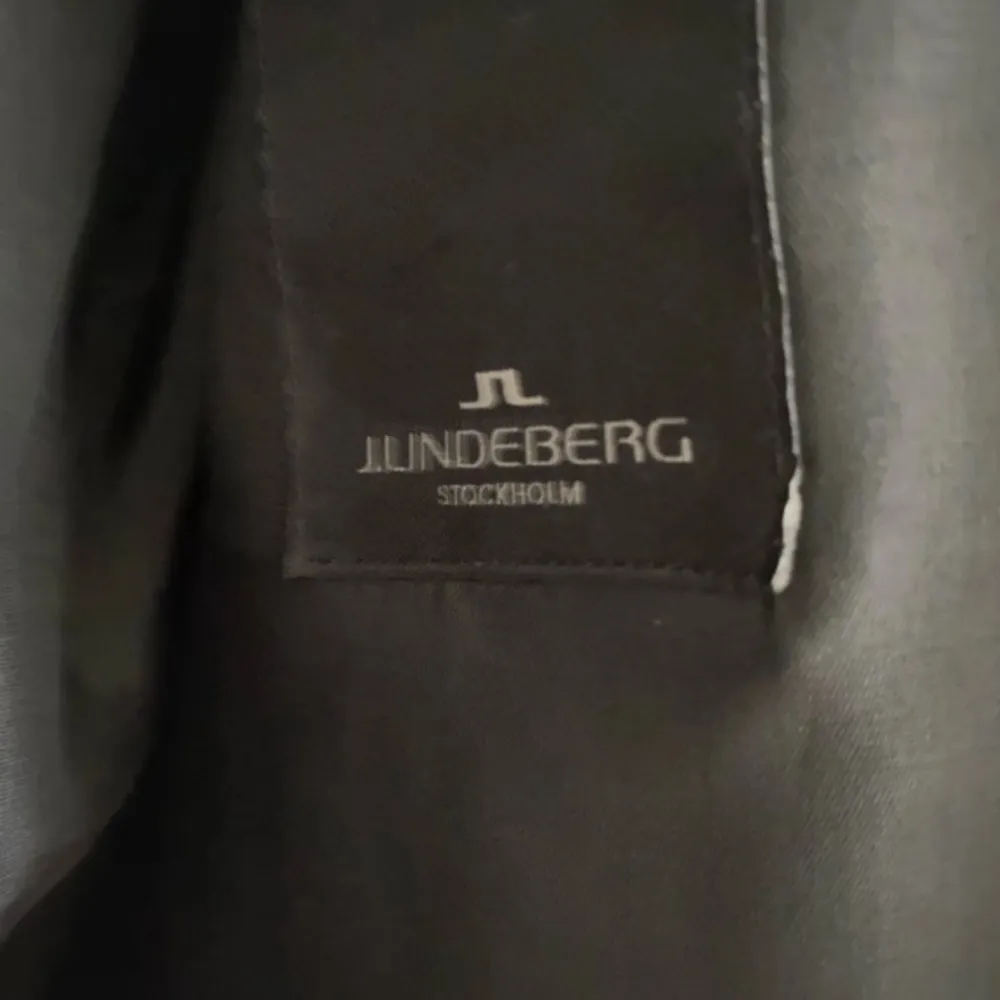 Från J.Lindeberg Oanvänd Kritstrecksrandig kavaj. Kostymer.