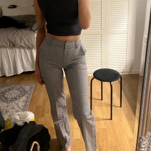 Kostymbyxor - Grå vit randiga byxor knappt använda bra skick 