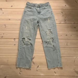 Jeans Urban Outfitters - Jeans med fransiga hål vid knäna