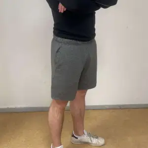 Vi säljer dessa Nike tränings shorts då dem inte längre används, storlek L, kontakta vid funderingar 😃🤝