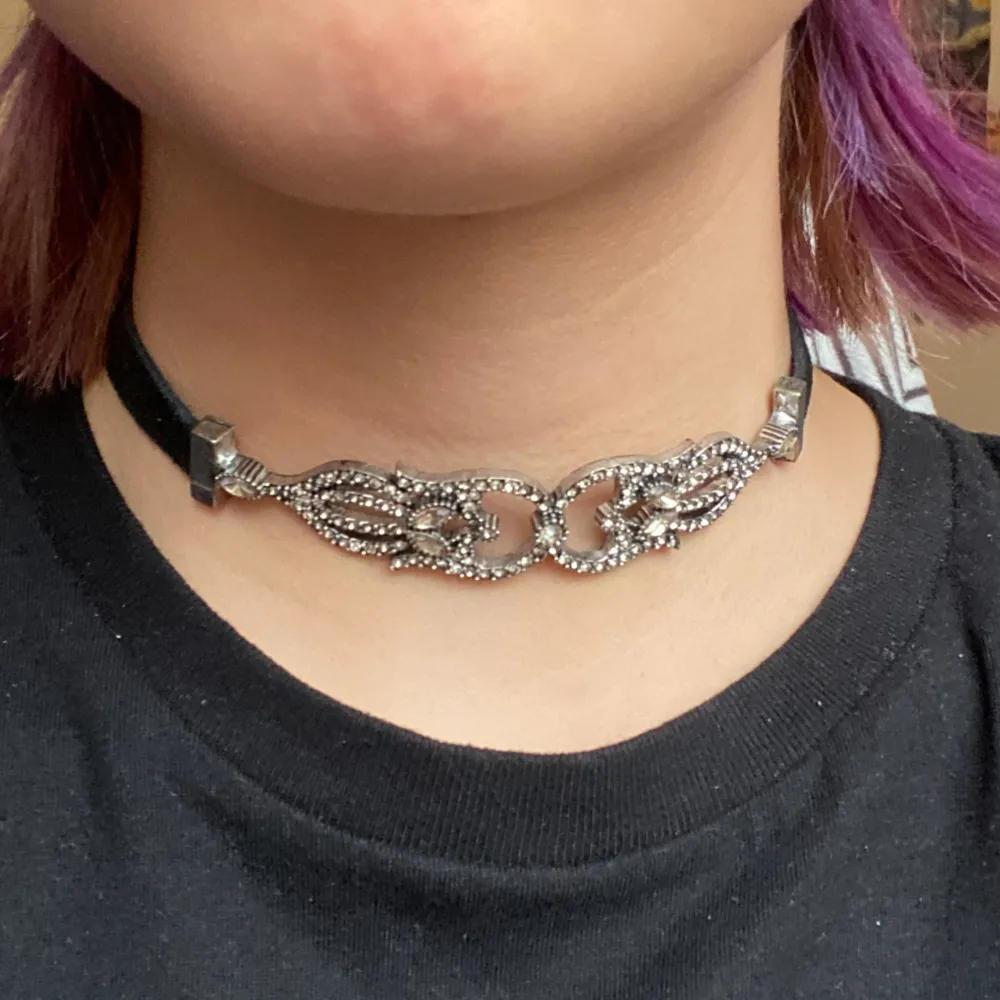 En väldigt fin glammad choker! Kan både mötas upp och frakta ✨❤️. Accessoarer.