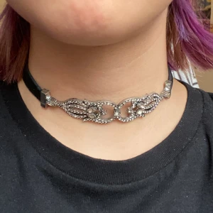 Fest choker - En väldigt fin glammad choker! Kan både mötas upp och frakta ✨❤️