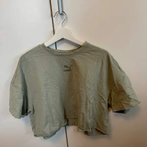 Helt ny t-shirt från Puma i fin grön färg med lös passform! Mjukt material! 