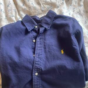 Tjo, säljer en Ralph lauren skjorta i M i använt skick.  Inköpt på Ralph lauren i Stockholm 2020.