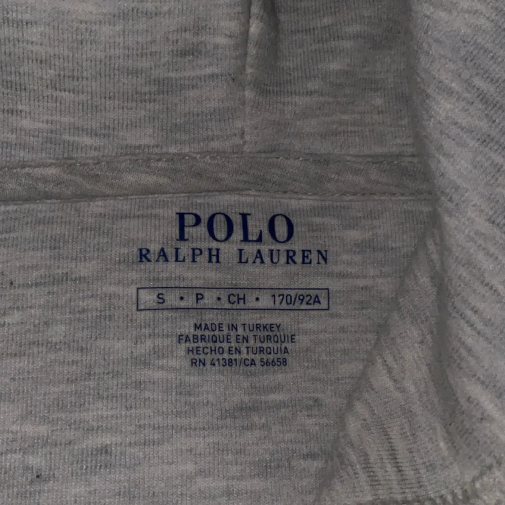 Säljer min raplh lauren zip hoodie som är köpt från Zalando för 1800 kr. Självklart är den äkta som ni ser på tredje bilden, finns många fake ute just nu men denna är äkta såklart. Skick på tröjan är 10/10 då det är inga defekter alls. S Passar M. Hoodies.