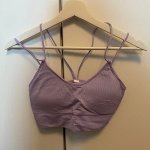 Sport-bh helt by - Aldrig använd spor-bh med fina band i ryggen. Ilägg finns i. 
