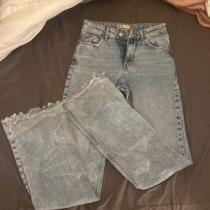 Ljus blåa jeans  - Högmidjade ljusblåa jeans.långa i benen.