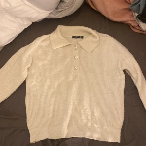 Stickad vit tröja med silver knappar. - Vit sticka skön tröja som är ganska stor i storleken.