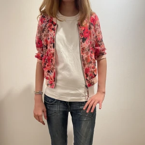 Vår jacka  - Jätte snygg blommig vår jacka 
