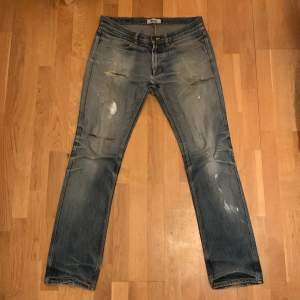 Gamla Acne jeans, W33 L34. Stora tecken på användning men fortfarande väldigt feta. Skriv gärna frågor kring mått, fler bilder osv. 