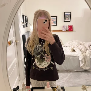 Zadig Voltaire  - Säljer denna jätte cola tröja från Zadig Voltaire ,säljer pågrund av att den är för liten,använd några fåtal gånger! Skriv om ni vill ha fler bilder💘