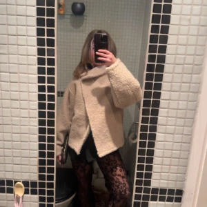 Teddyjacka  - Supertrendig jacka från gina som är helt slutsåld. Använd ca gånger så den är som ny💓