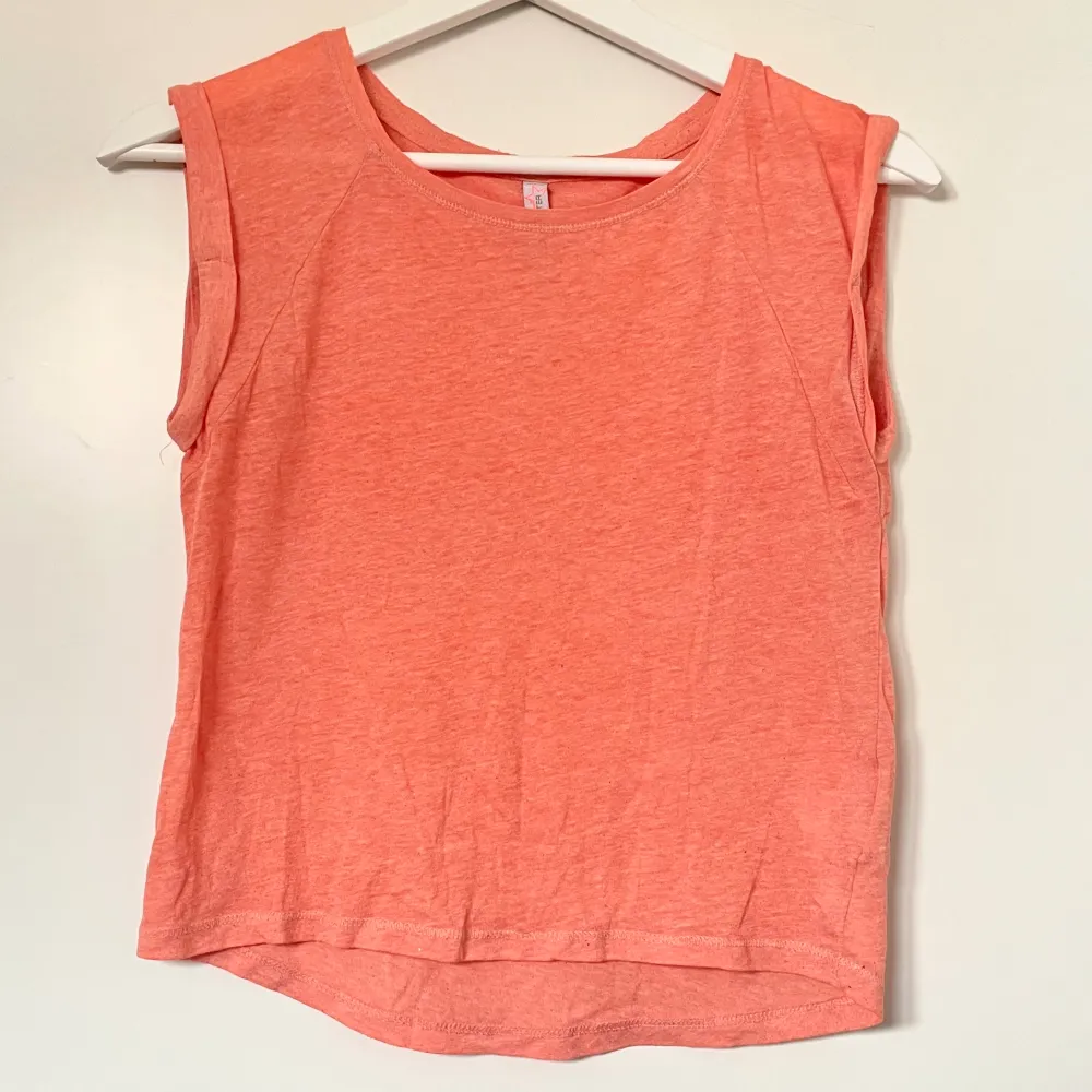 Härlig orange tunn croppad t-shirt från FBsister i XS. Superskön och i fint skick men något genomskinlig.. Toppar.