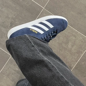 Blå gazelle - Superfina adidas, är modellen Gazelle. Har endast använt två gånger, tyvärr inte kommit till mer användning. Nypris: 1 245kr. Kontakta för fler bilder 