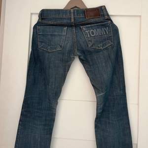 vintage lowrise jeans från Tommy Hilfiger🍒 Innerbenslängd 79cm, midja 35cm, grenhöjd 19cm 