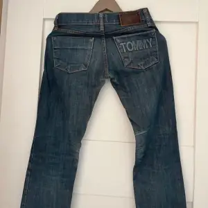 vintage lowrise jeans från Tommy Hilfiger, med så coola fickor🍒 Innerbenslängd 79cm, midja 35cm, grenhöjd 19cm Säljer dessa endast för att de var för små för mig så har inga bilder med de på, i nyskick💕
