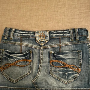 Jeans kjol - En lowwaist jeanskjol i jättefint skick från Fishbone denim i storleken xs🩷🩷