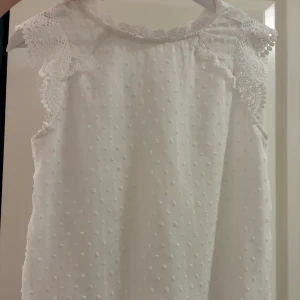 Vit blus  - Använt en gång så i fint skick!!  💖💖 skriv, vid fler blider