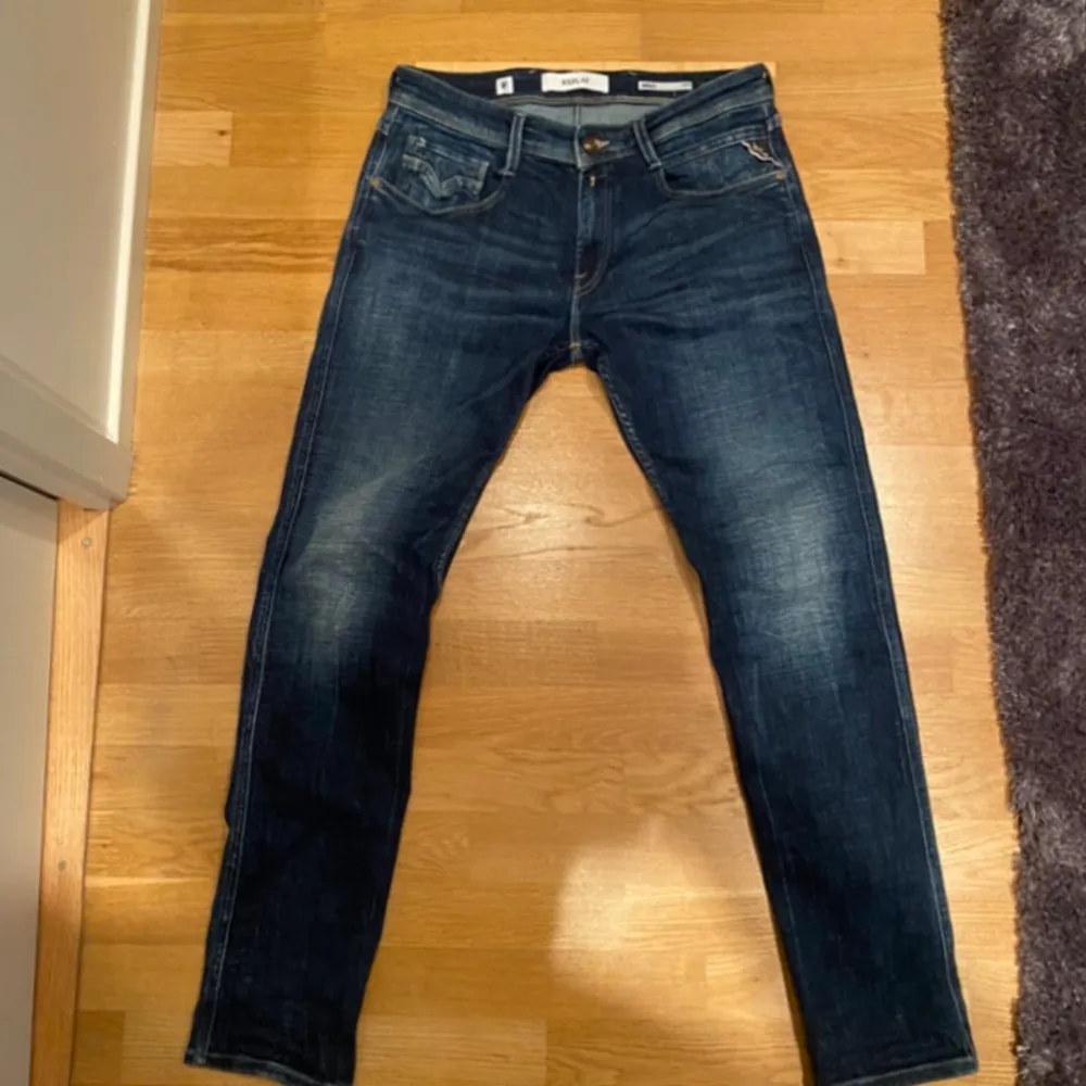 Tja säljer nu dessa sjukt snygga replay jeans då jag inte använder dem längre. De är i ett gott skick och i strl 33. Hör av er vid frågor !. Jeans & Byxor.