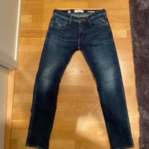 Replay jeans  - Tja säljer nu dessa sjukt snygga replay jeans då jag inte använder dem längre. De är i ett gott skick och i strl 33. Hör av er vid frågor !