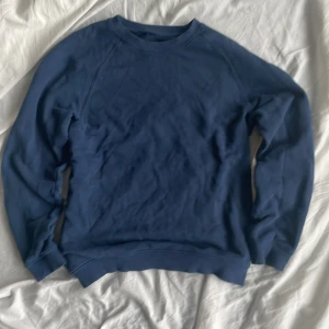 Mörkblå Sweatshirt - Bra skick, (använd). Köpt från Asos. Storlek S/M. Relaxed Fit. 200kr + frakt.