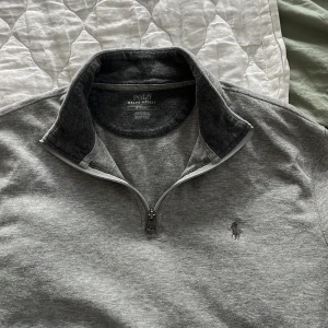 Ralph Lauren Half zip - Nu säljer jag denna feta polo Ralph lauren Half zipen. Köptes i Grekland för 2 år sedan i Thessaloniki i Ralph lauren butiken. Skick 7/10. Den passar till allt och dessa är sjukt trendiga. Nypris 1600kr. Kan passa S också. Pris ej hugget i sten!