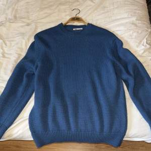 Stickad sweatshirt från zara i marinblå Använd högst 5 gånger så den är som ny. 