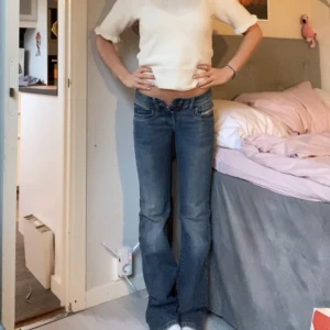 Lågmidjade diesel jeans - Säljer dessa as snygga lågmidjade diesel jeansen då de tyvärr är försmå i midjan. Super fint skick.