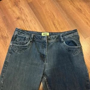 Låg/mellan midjade jeans  - Säljer dessa lågmidjade jeans som jag köpte på vinted men som tyvärrr var lite för korta och lite för stora för mig. De är i fint skick och jag har aldrig använt dom. Skriv för fler bilder och detaljer💓 frakten tillkommer och priset går att diskutera